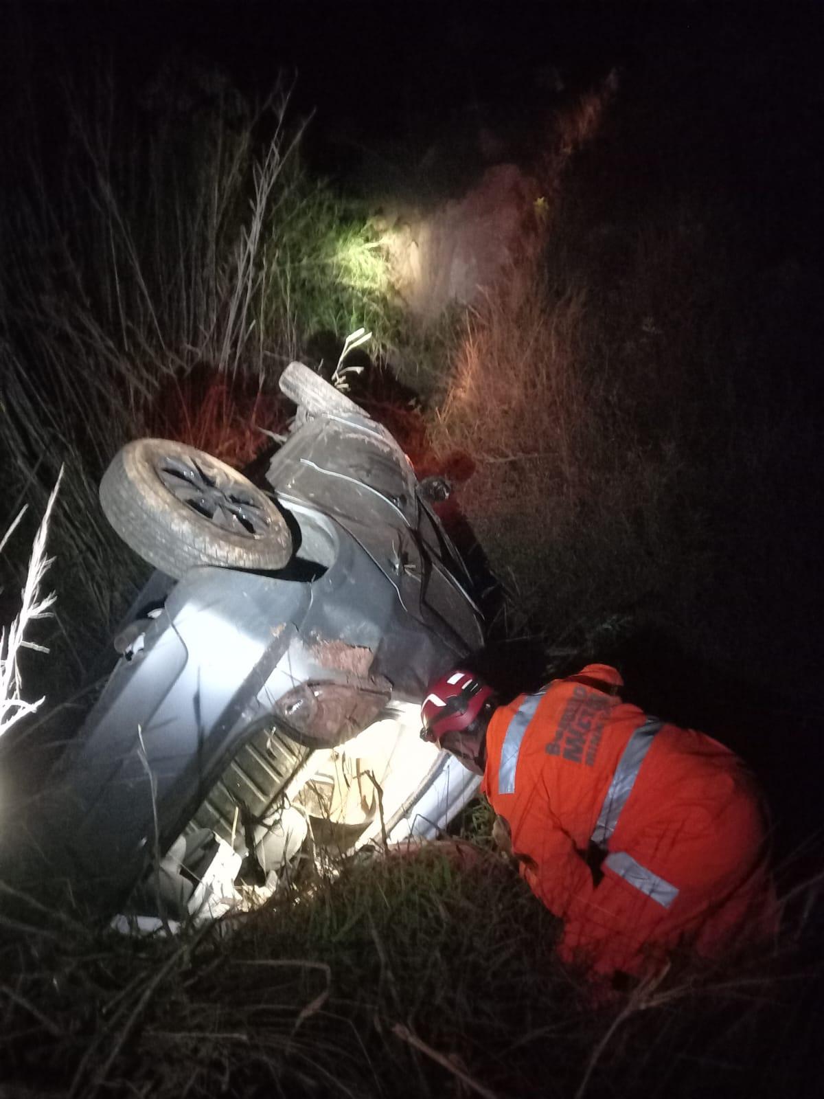 Bombeiros atendem capotamento de veículo