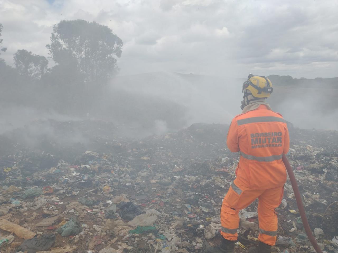 Bombeiros combatem incêndio em aterro sanitário em São João del-Rei