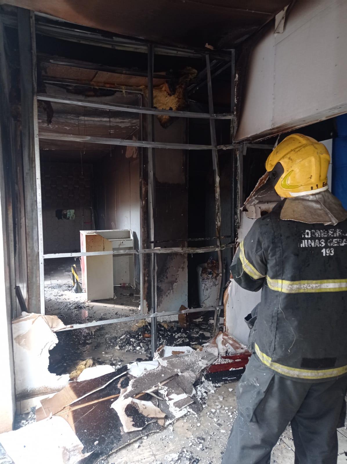 Bombeiros combatem incêndio em casa de show em Congonhas