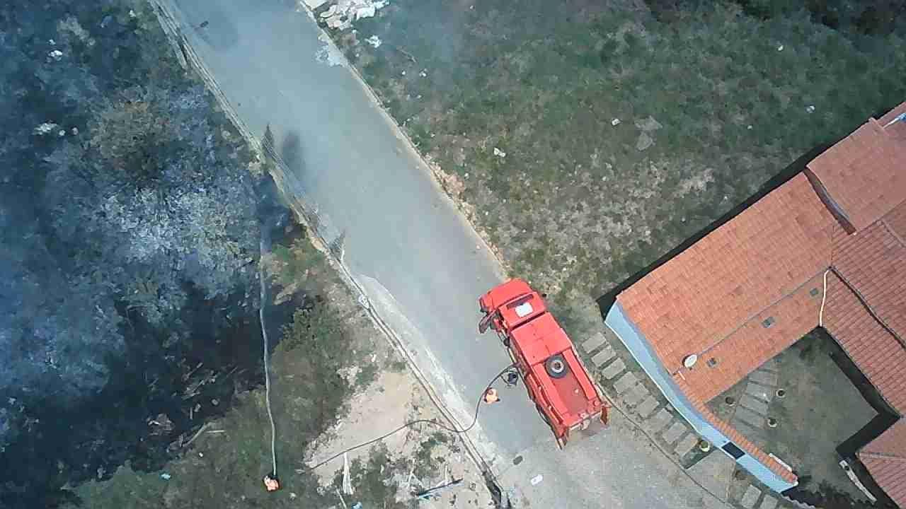 Bombeiros combatem incêndio em vegetação na Vila Belizário