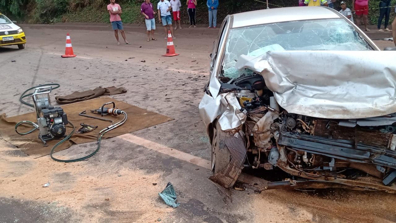 Bombeiros e Via 040 atendem acidente automobilístico na BR 040