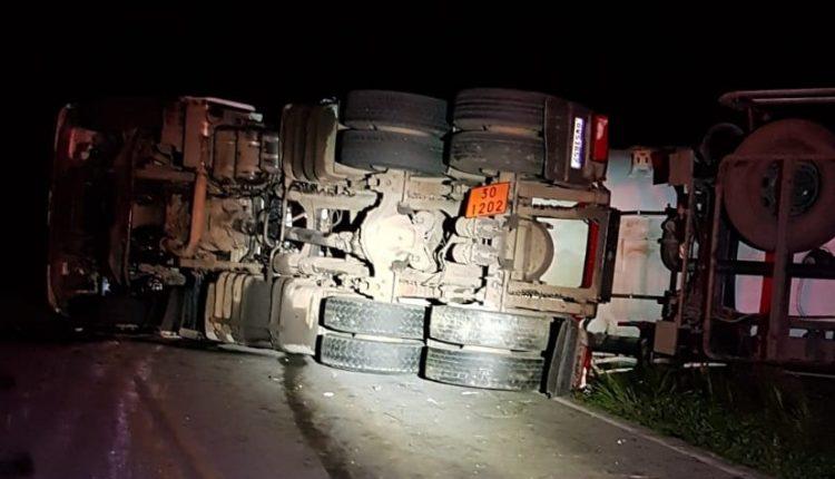 Carreta que levava combustível tomba na Serra de Santa Bárbara