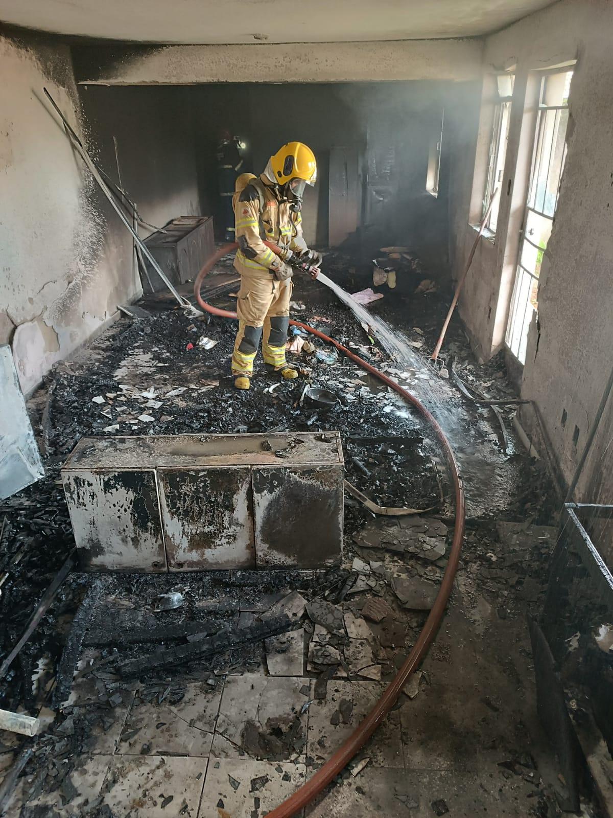 Corpo de Bombeiros de Conselheiro Lafaiete, combatem incêndio em residência