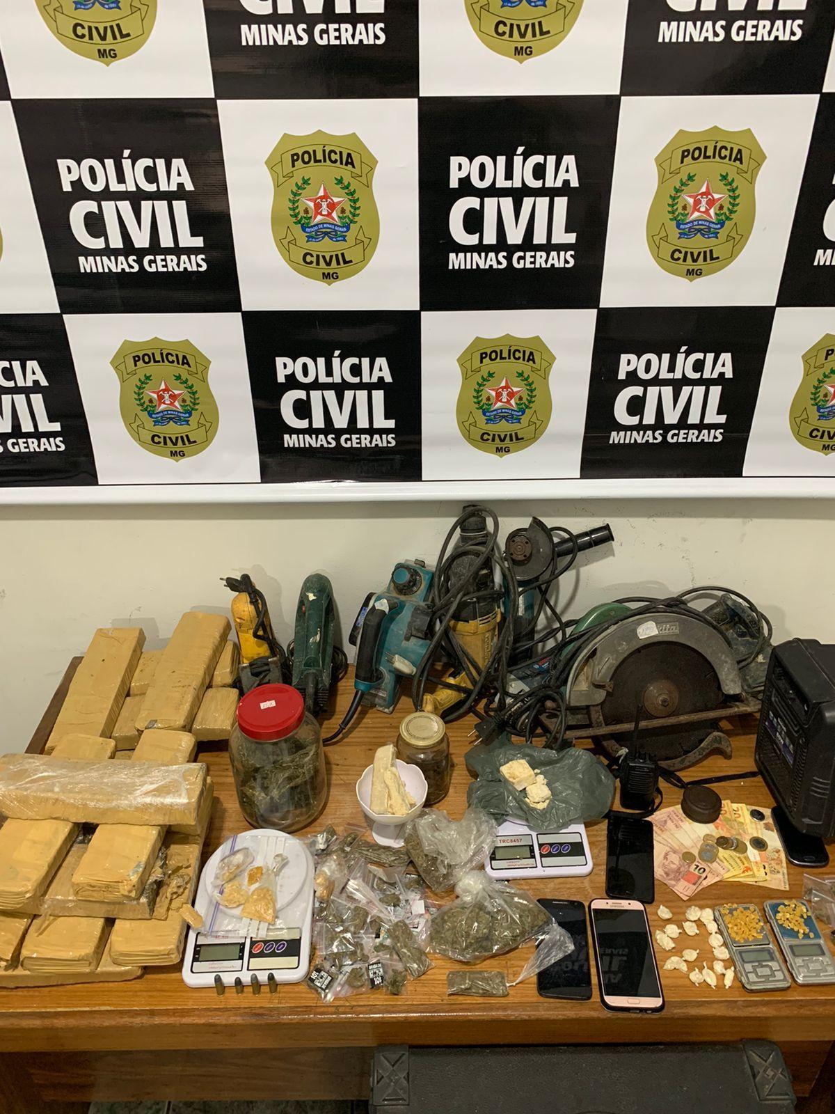 Droga aprendida e materiais de furto recuperados no São Pedro