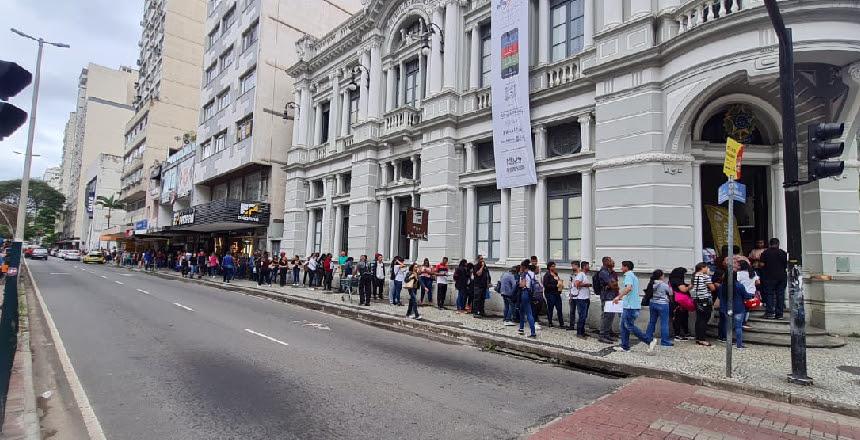 Pessoas em busca de colocação no mercado saem contratadas da primeira edição do “Espaço Emprego JF”