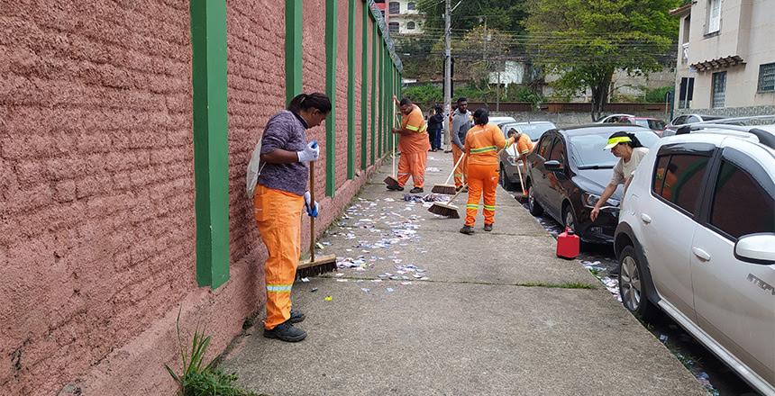 Varrição é reforçada para limpeza de material eleitoral nas ruas de Juiz de Fora