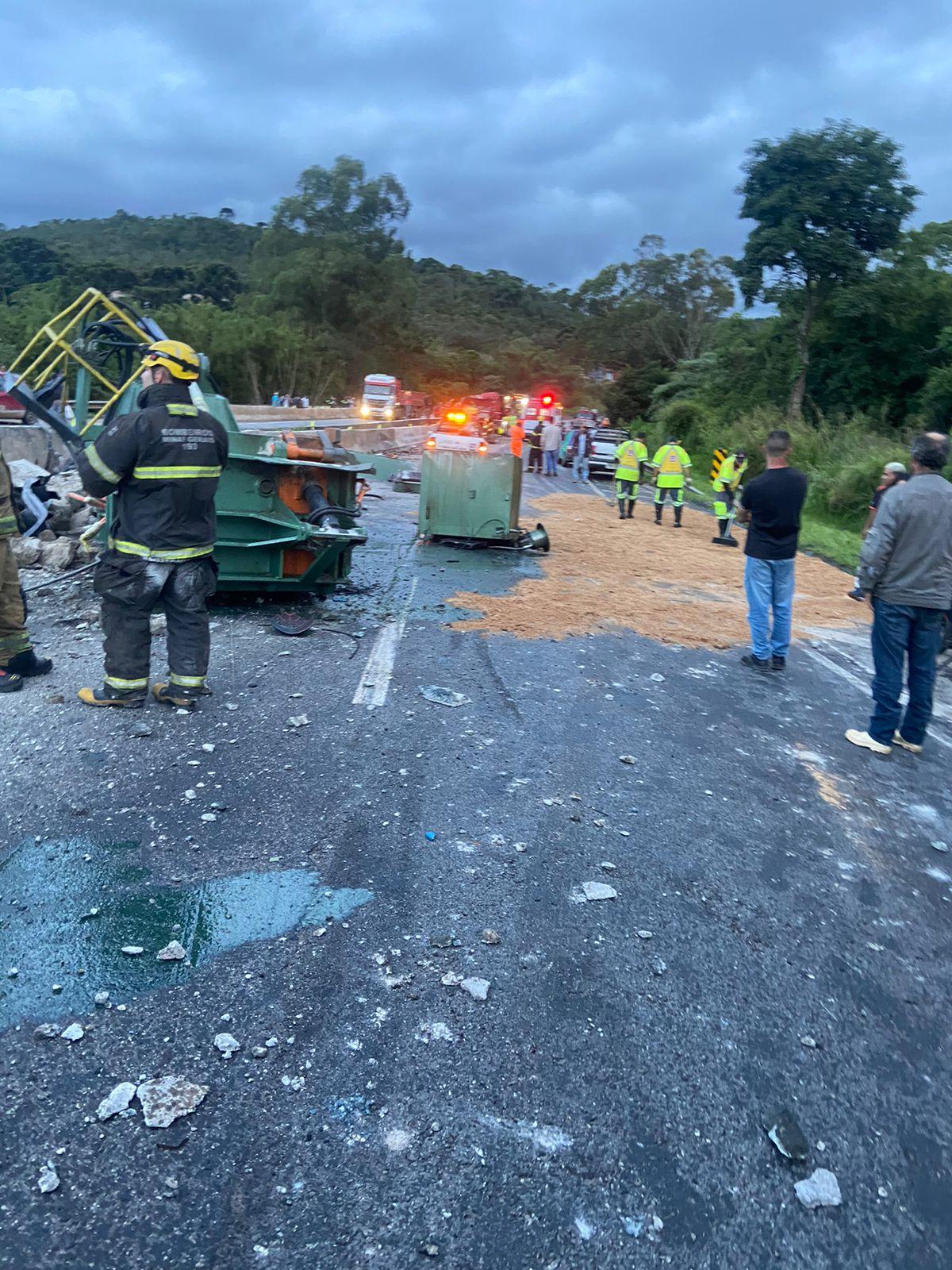 Bombeiros atendem a grave acidente automobilístico na BR 040