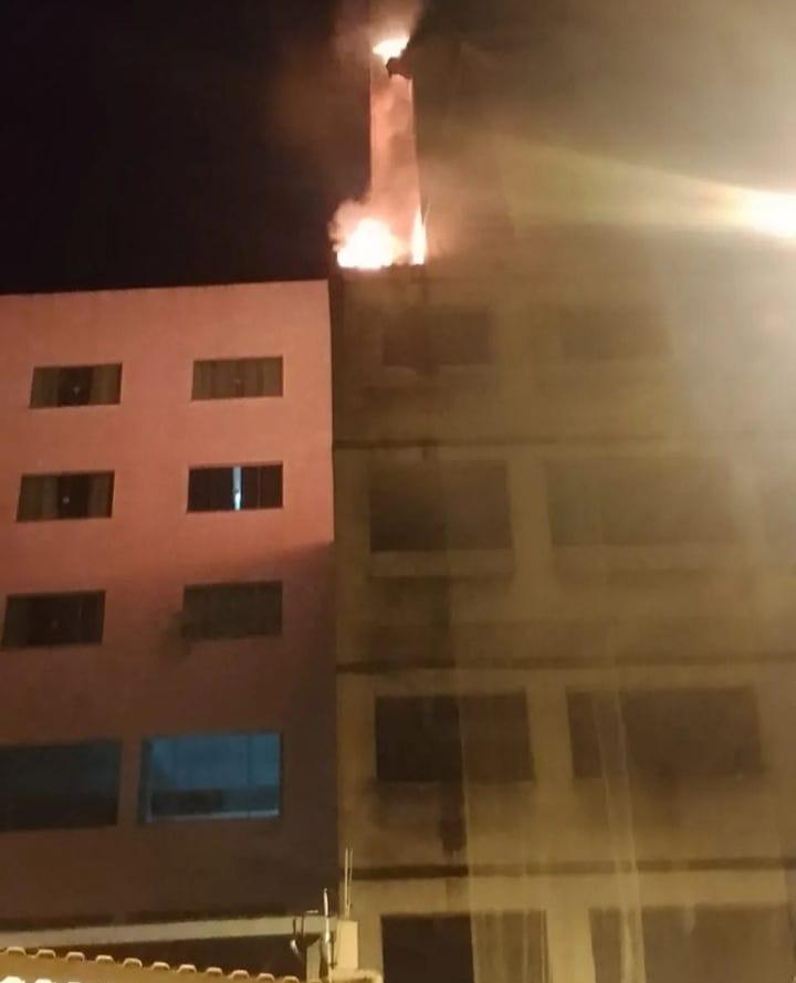 Bombeiros atendem ocorrência de incêndio em uma colmeia de abelhas de espécie Arapuá em uma obra