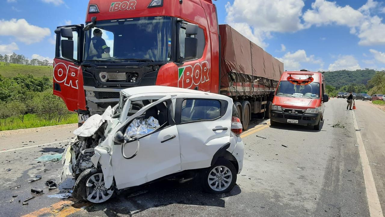 Bombeiros atendem vítima de colisão entre automóvel e carreta na BR 265