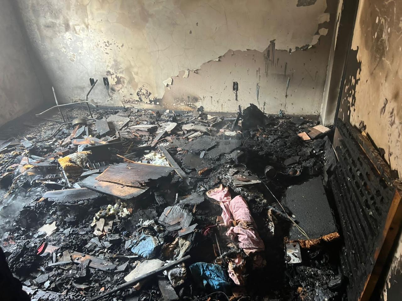 Bombeiros combatem incêndio em apartamento