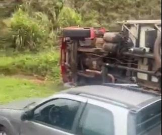 Caminhão tomba e carga de carne é levada