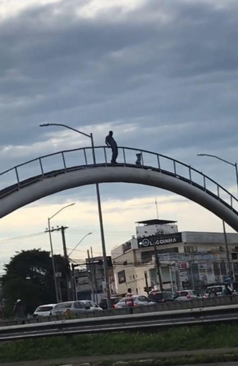 Homem pula de ponte em Juiz de Fora gritando 'Exército, salve o Brasil'