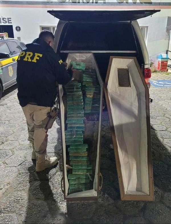 Polícia Rodoviária Federal apreende 50 kg de crack dentro de um caixão funerário no final da noite desta terça-feira (8) na Rodovia Fernão Dias