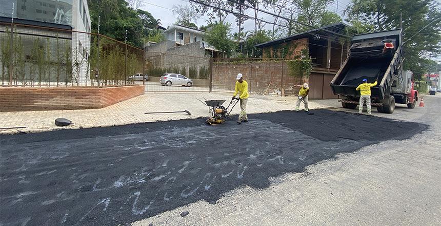 Prefeitura atende mais de 20 bairros com operação tapa-buracos durante o feriado