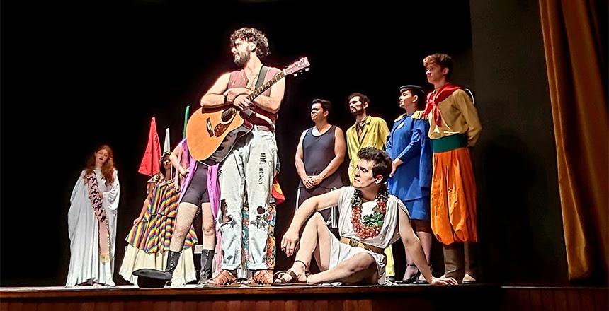 Alunos da E.M. Manuel Bandeira assistem peça teatral “S.O.S Brasil”