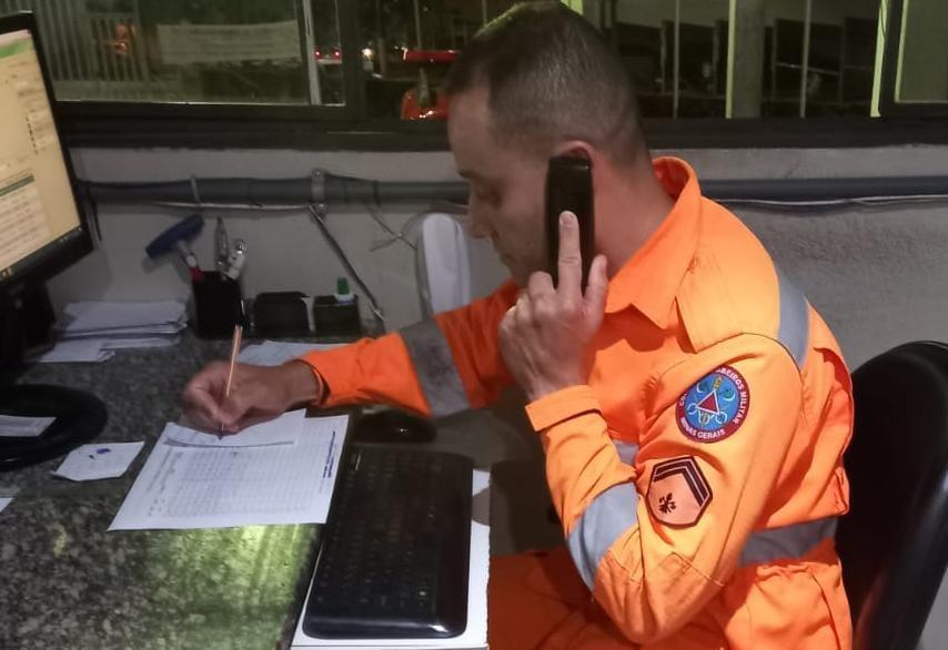 ATRAVÉS DE CHAMADA DE VÍDEO, BOMBEIRO CONSEGUE SALVAR IDOSA QUE ESTAVA ENGASGADA