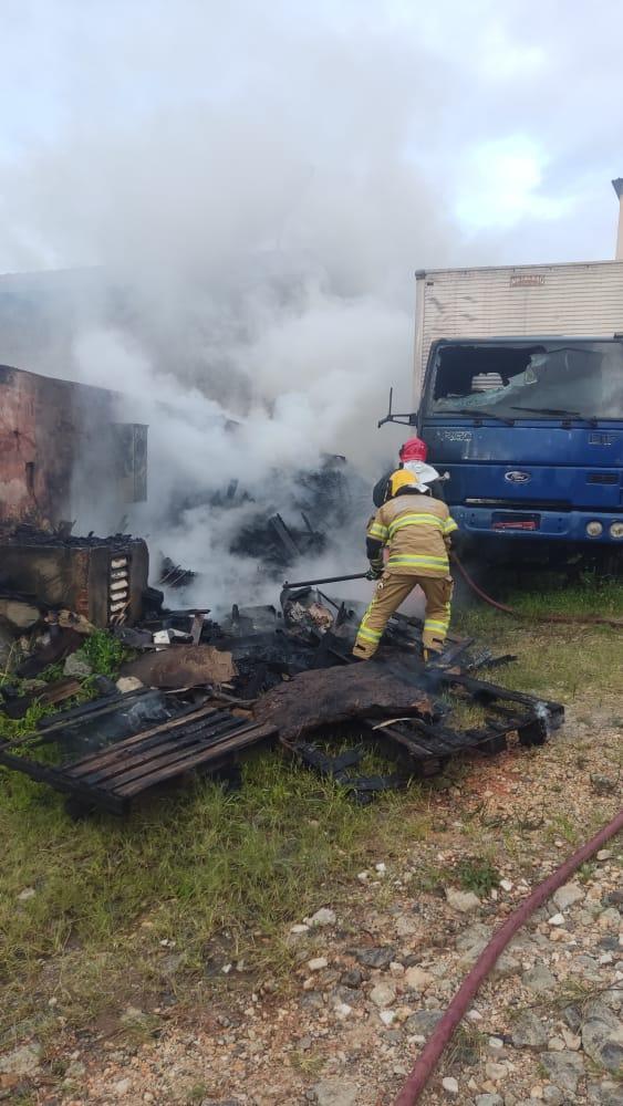 Bombeiros de Barbacena Combatem  incêndio em caminhão estacionado em pátio de empresa