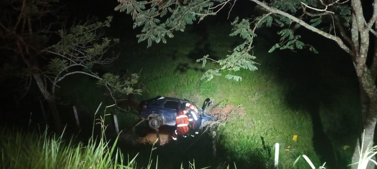 Bombeiros e SAMU atendem vítimas de acidente automobilístico, na cidade de Barbacena