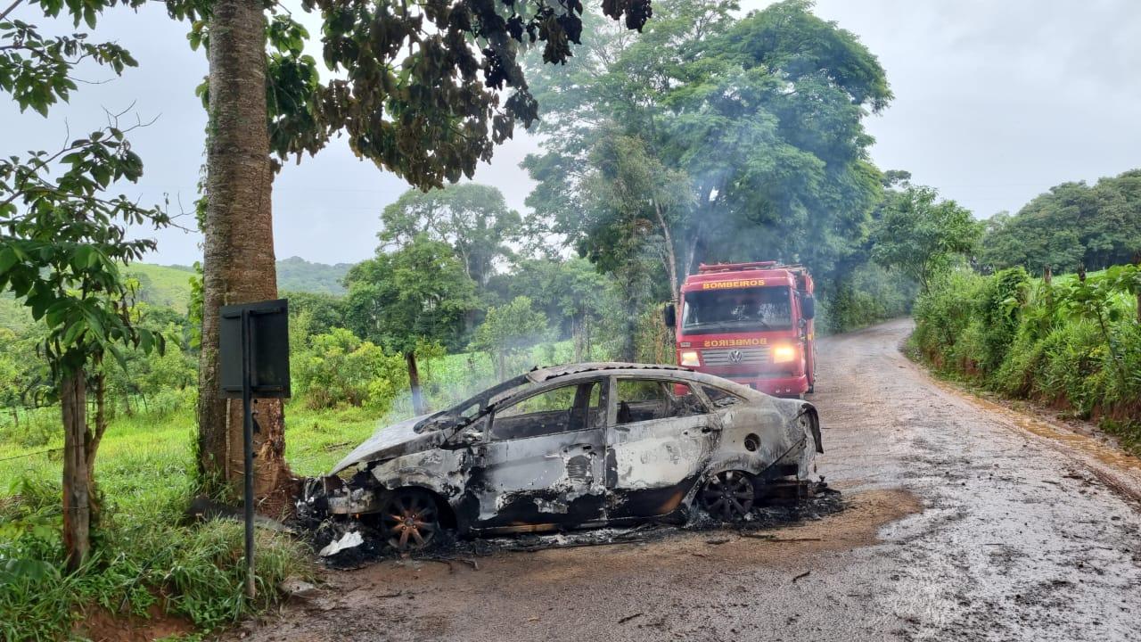 Bombeiros socorrem vítima após carro bater em árvore em Conselheiro Lafaiete