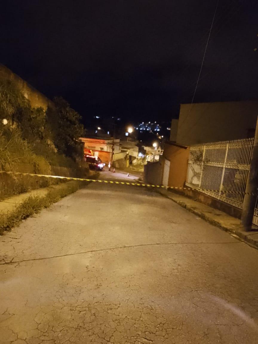 Corpo de Bombeiros é acionado no bairro Boa Morte, após a ruptura de cabo de energia elétrica