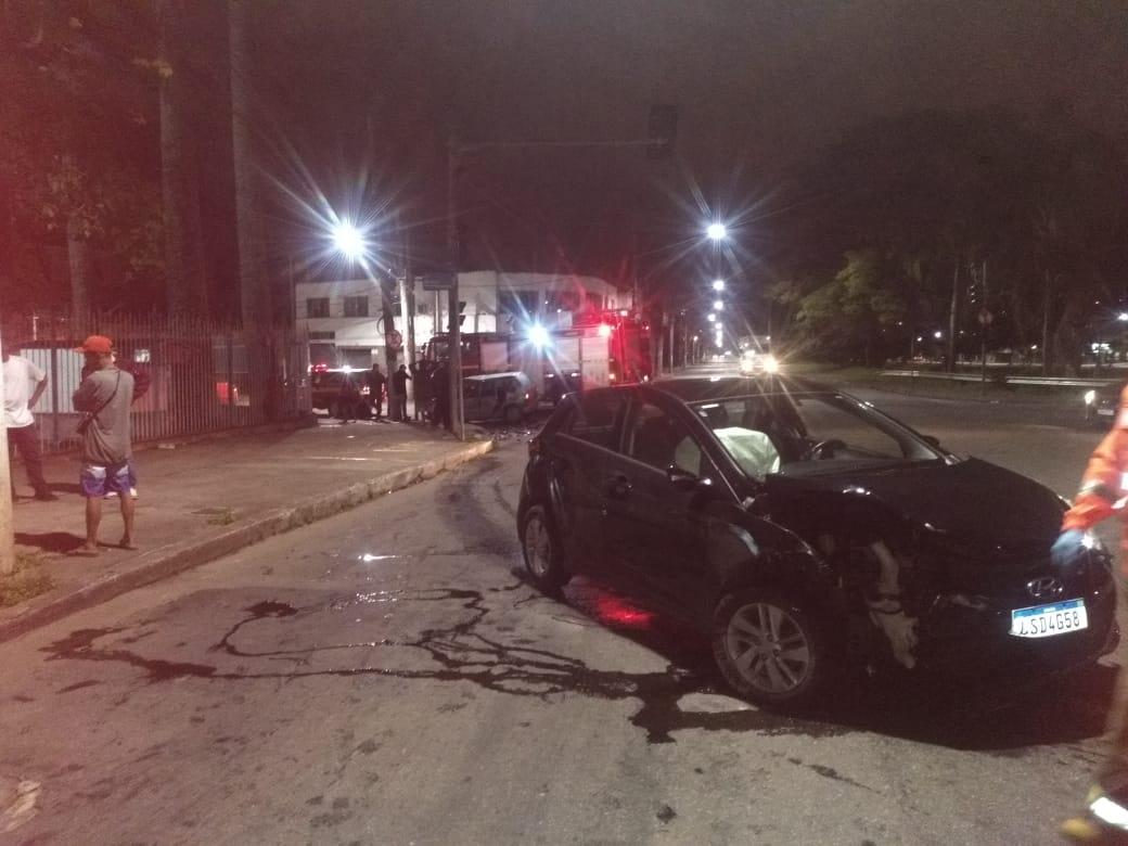 Dois carros provocam acidente em Juiz de Fora