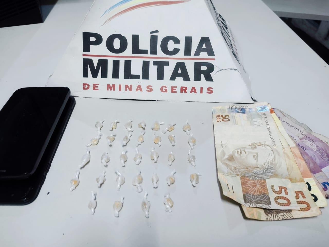 Polícia Militar prende jovem por tráfico de drogas no Campo das Vertentes
