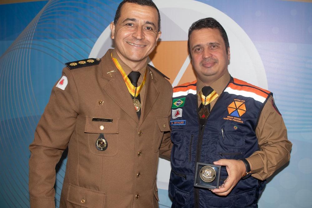 Reitor da Unimontes recebe Medalha de Mérito de Defesa Civil entregue pela Cedec-MG
