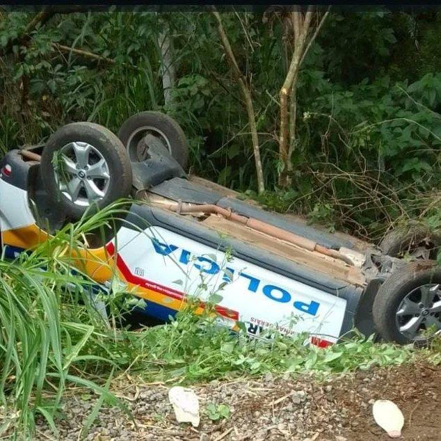 Viatura da PM capota durante operação policial na estrada entre Juiz de Fora e Matias Barbosa
