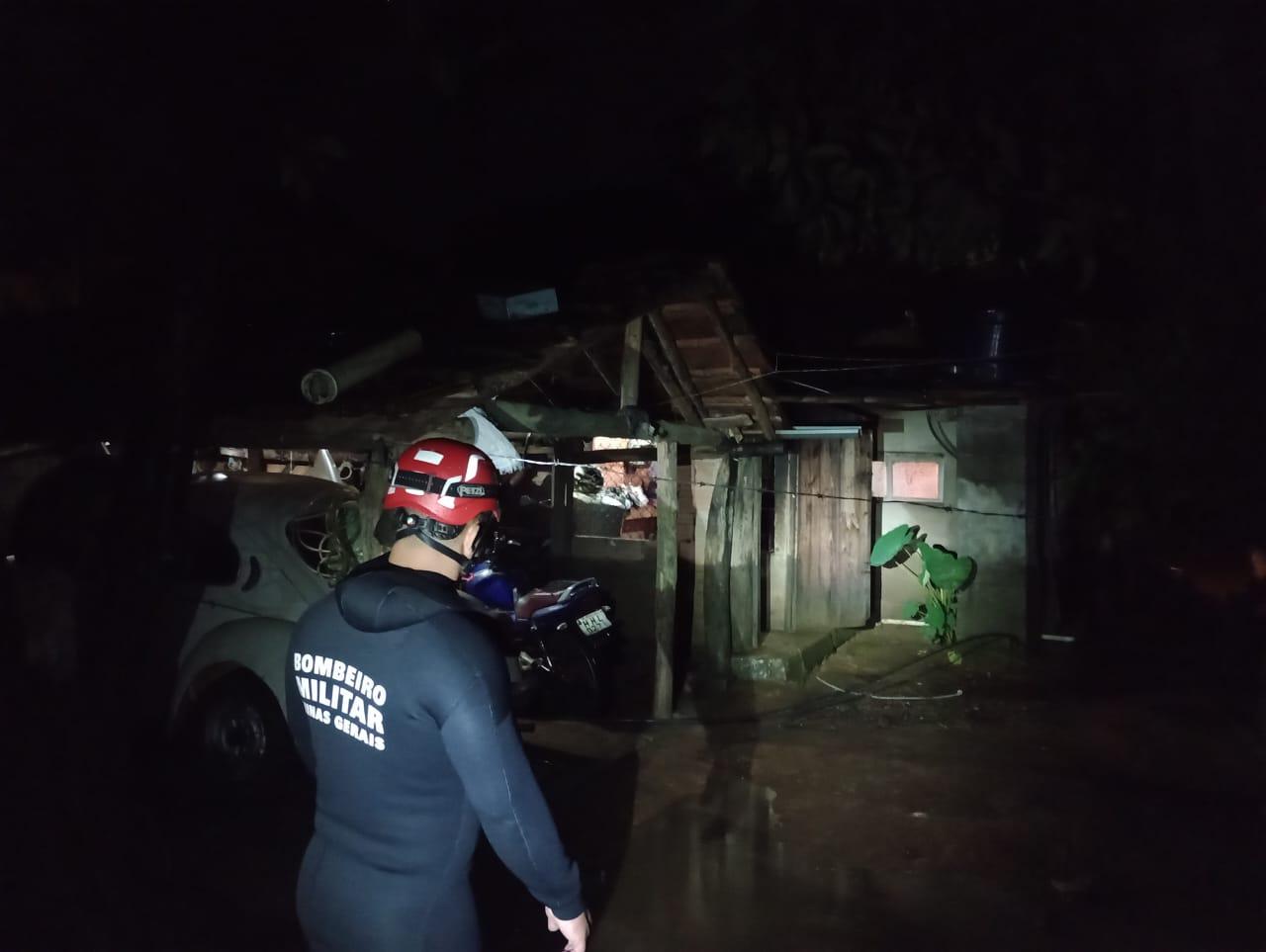 12 pessoas focam ilhadas em uma Inundação no Município de Antônio Carlos