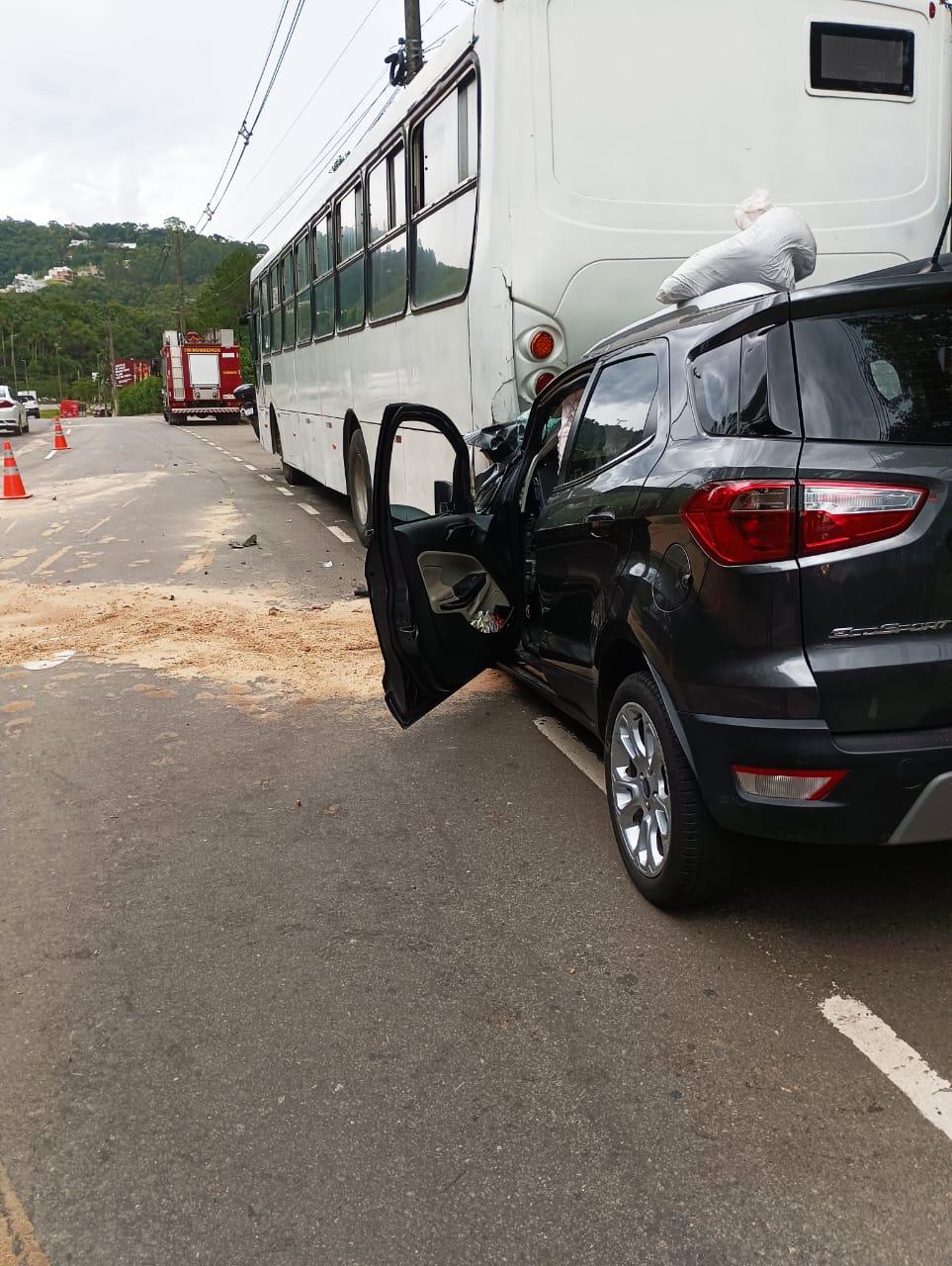 Acidente entre carro e ônibus do DEMLURB na Av. Deusdeth Salgado não deixa feridos