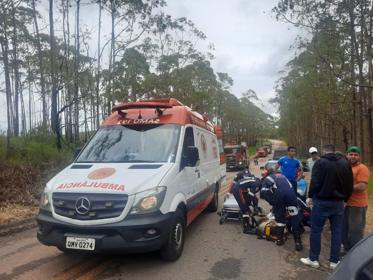 Bombeiros atendem acidente entre dois carros na MG 135, entre  Antônio Carlos e Curral Novo