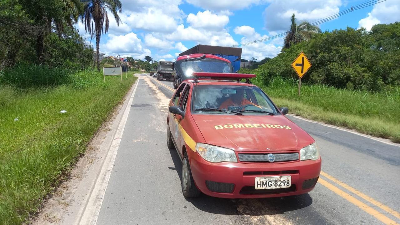 Bombeiros atendem ocorrência de perigo de derrapagem na BR 265