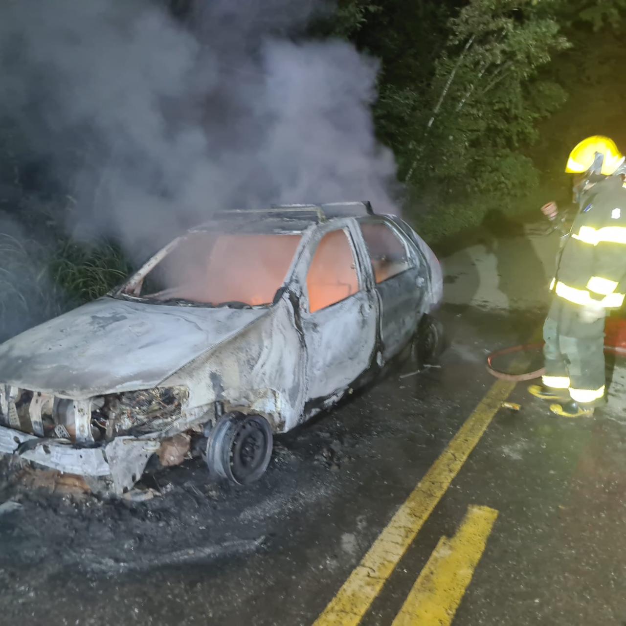Bombeiros de Congonhas Combatem Incêndio em veículo no KM 187 da rodovia MG 129