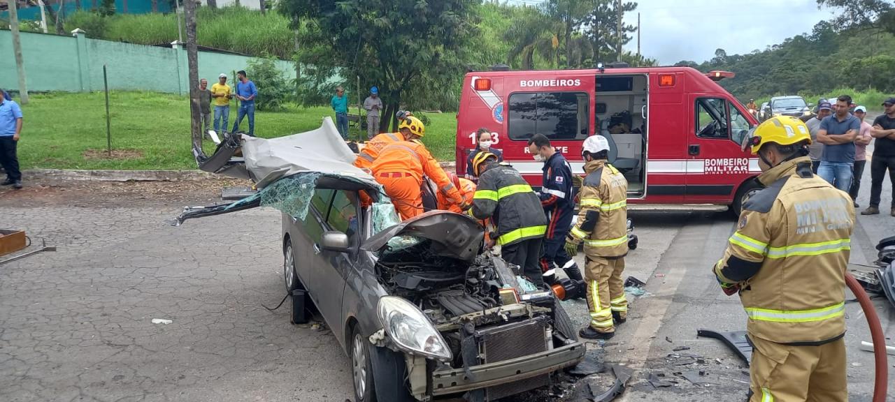 Bombeiros e SAMU atendem grave acidente automobilístico na BR 265