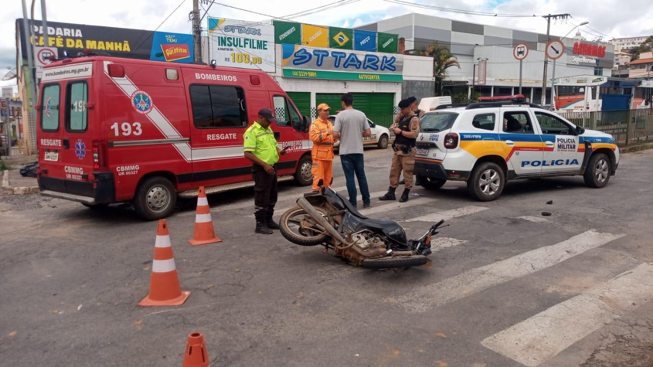 Bombeiros são acionados para atendimento de acidente entre carro e moto no Centro de Barbacena