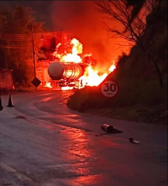 Caminhão carregado de etanol explode na MG-133, em Rio Pomba