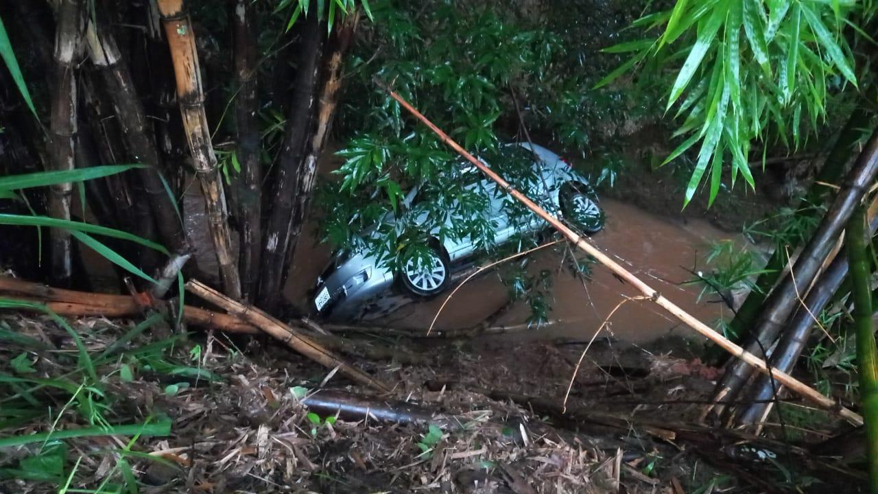 Carro cai em córrego as margens da MG353 KM 63