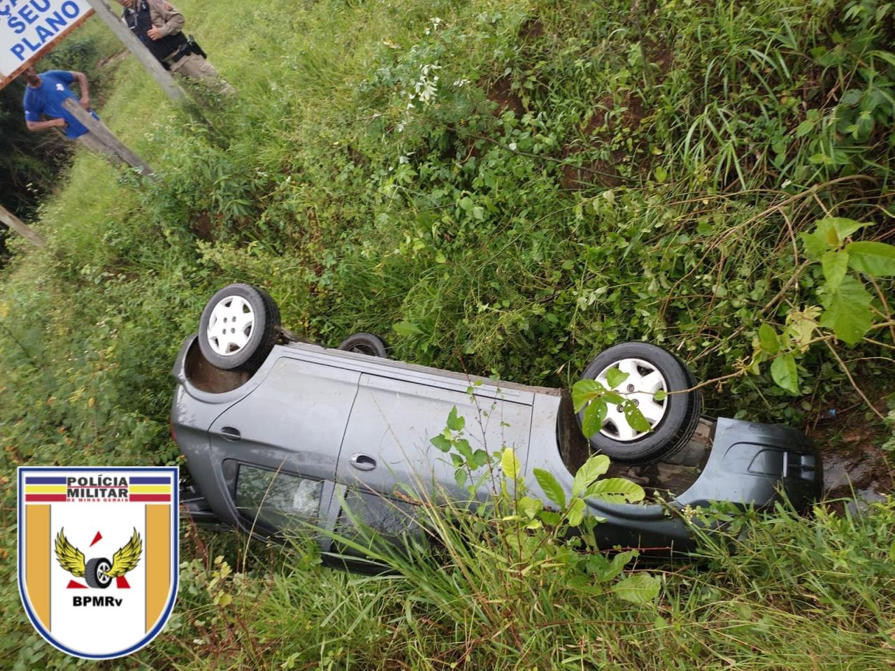 Carro sai da pista e tomba na MG353 KM 59
