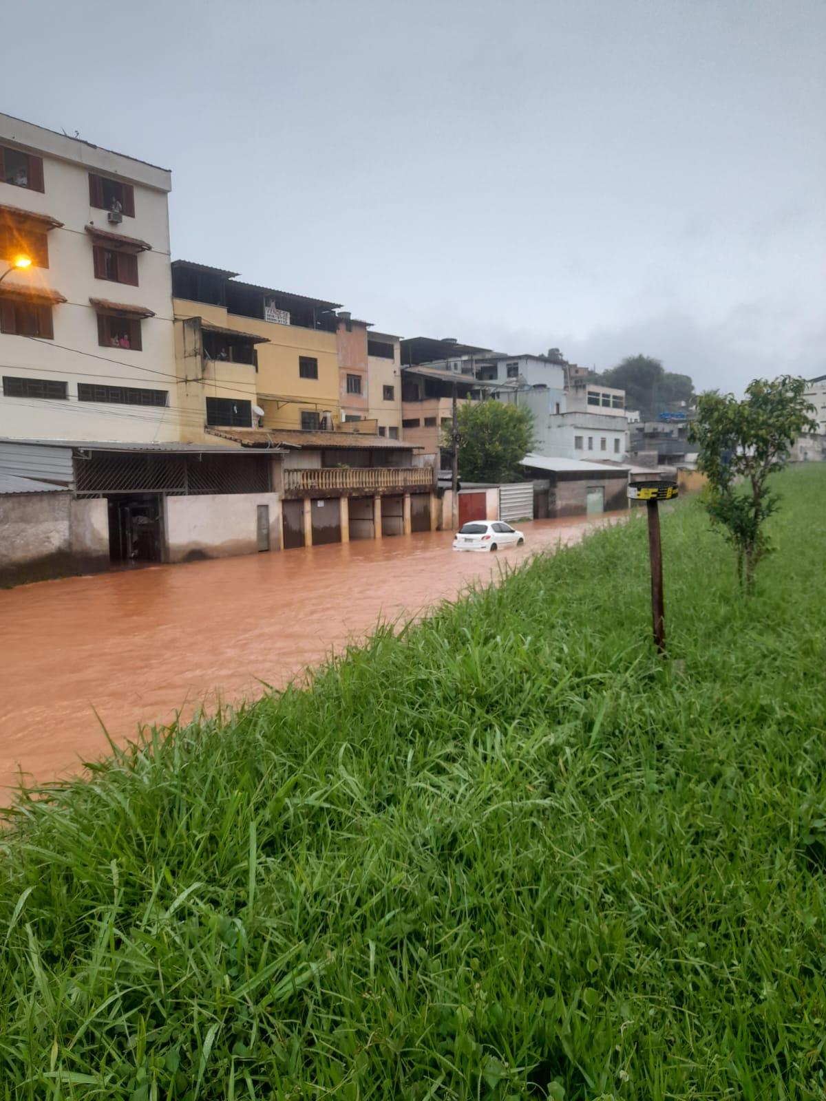 Chuva provoca alagamento em Santa Luzia