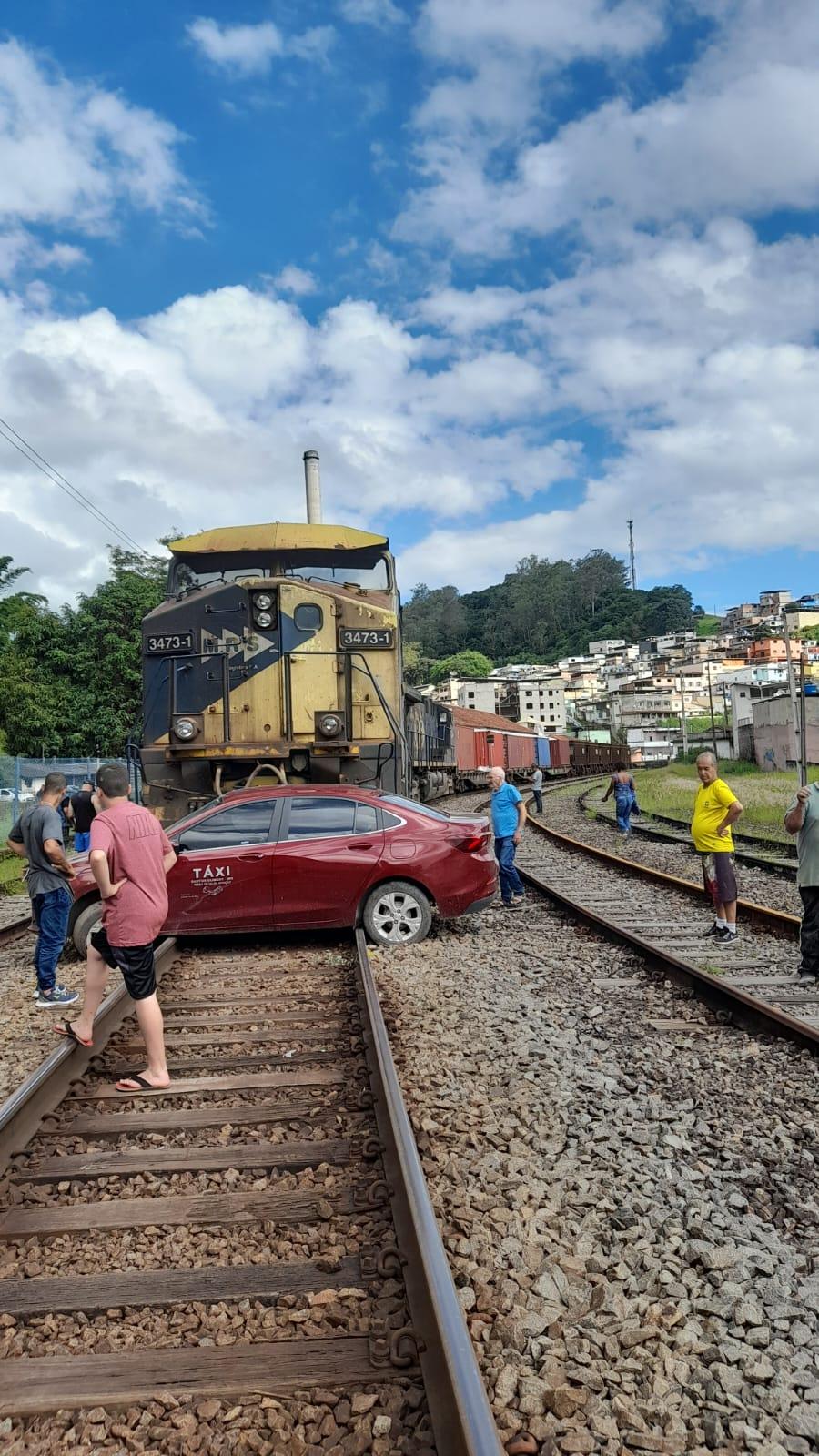 Composição férrea da MRS atropelou um táxi que seguia no sentido Nossa Senhora Aparecida