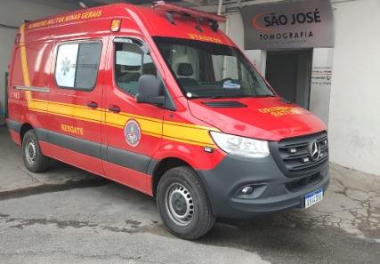 Corpo de Bombeiros e SAMU atuam em resgate de vítima de queda de altura