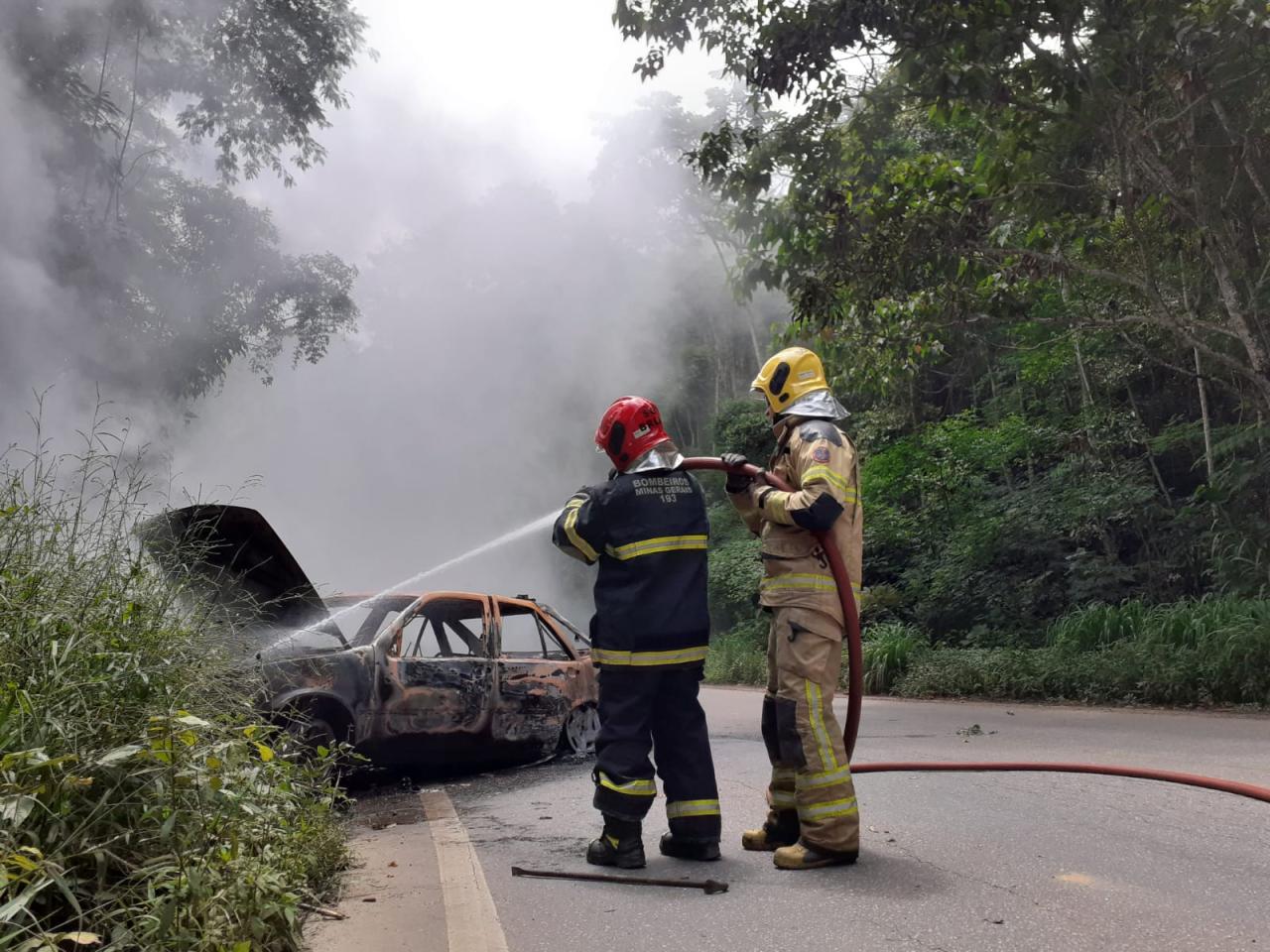 Corpo de Bombeiros Militar combate incêndio em veículo     na MG 482