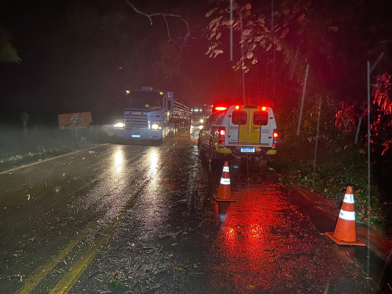 Desmoronamento de terra interdita pista na altura do Km 40 da MGC 393