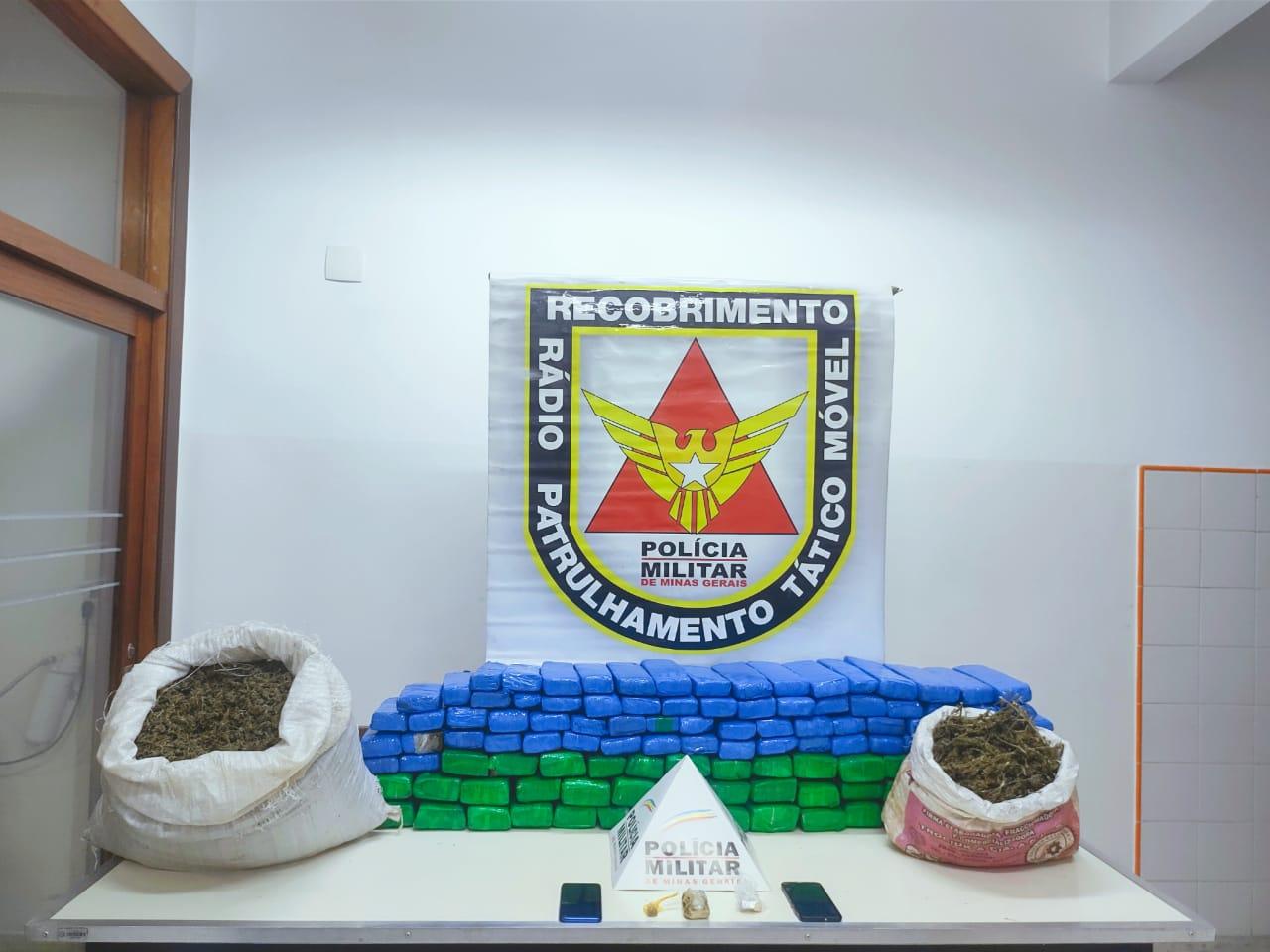 Dois homens são presos por tráfico de drogas e um continua foragido