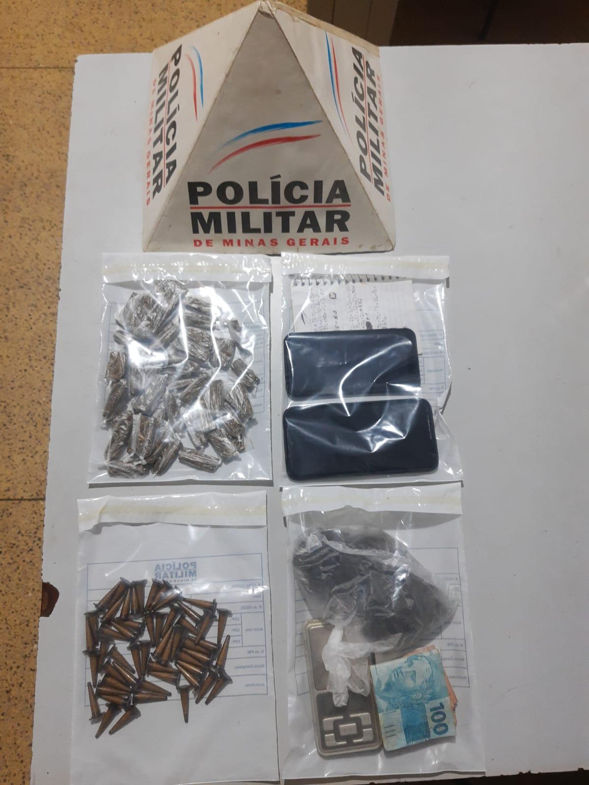 Dois jovens são presos por tráfico de drogas em Piraúba