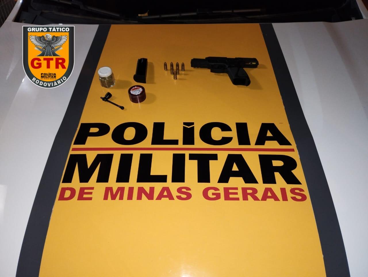 Homem é preso por porte ilegal de arma de fogo e tráfico de drogas na MG 353, Km 70, em Juiz de Fora