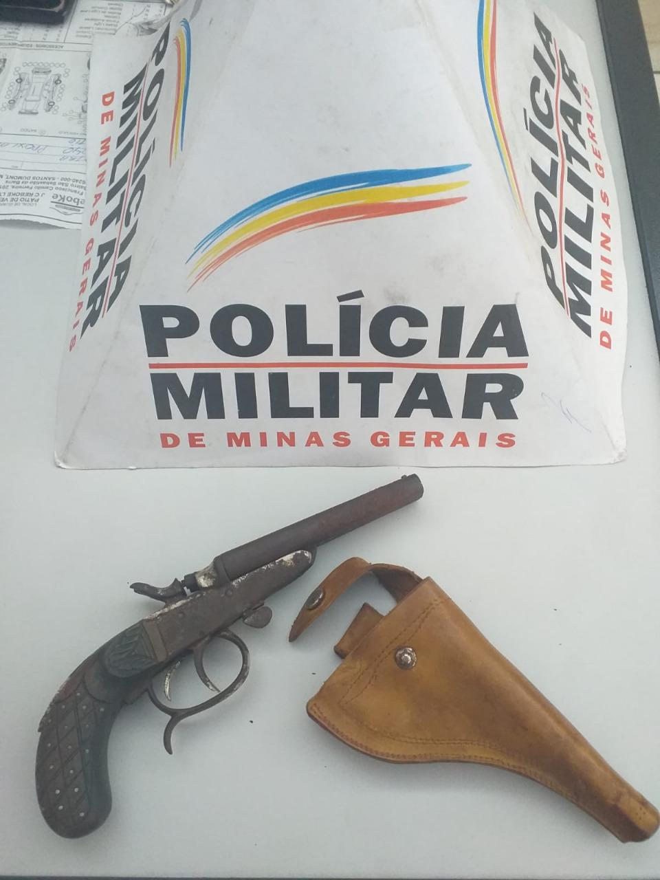 Jovem é presa por porte ilegal de arma de fogo em Santos Dumont