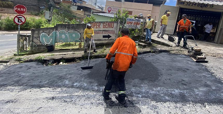No primeiro dia útil do ano, PJF atende 15 vias com operação tapa-buracos