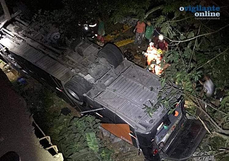 Ônibus com adolescentes de um time de futebol tomba em Além Paraíba
