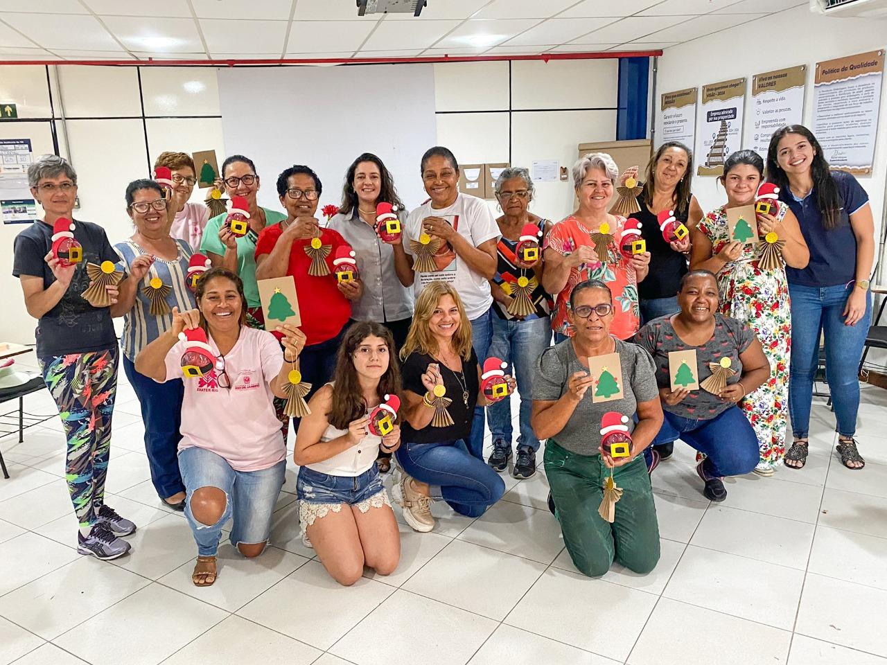 Paraibuna oferece curso de artesanato com tema natalino